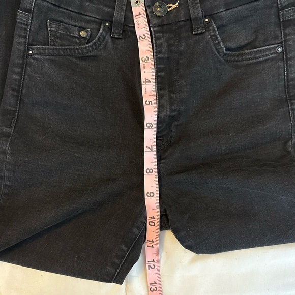 Sleek Black Skinny Jeans with Quality Denim - Picture 9 of 9